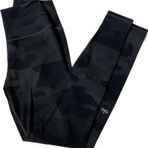 ALO Yoga High Waist Camo Vapor Legging Black Camouflage Size Small EUC